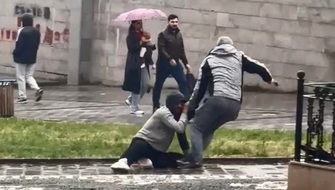 gaziosmanpasada sokak ortasinda kavga kaldirim tasiyla dovdu edANBMJf.jpg