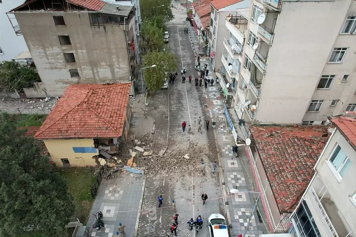 sindirgida deprem sonrasi bina kismen yikildi Jrj26a7w.jpg