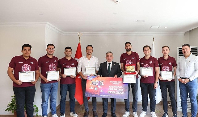 teknofest kapsamindaki yarismalarda derece elde eden deulu ogrenci ve akademisyenler tebrik belgelerini deu rektoru prof dr bayram yilmazin elinden aldi qCTneEtU