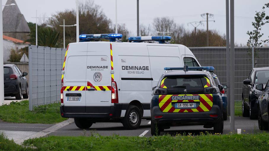 fransada surucu kalabaligin uzerine arabayla daldi EtCyvNgr.jpg