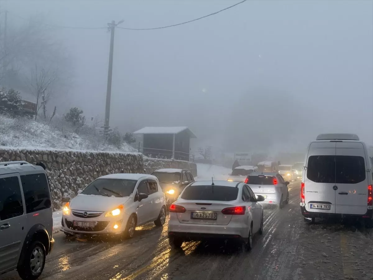 Uludağ’da Kar Yağışı, Araç Kuyrukları Oluşturdu
