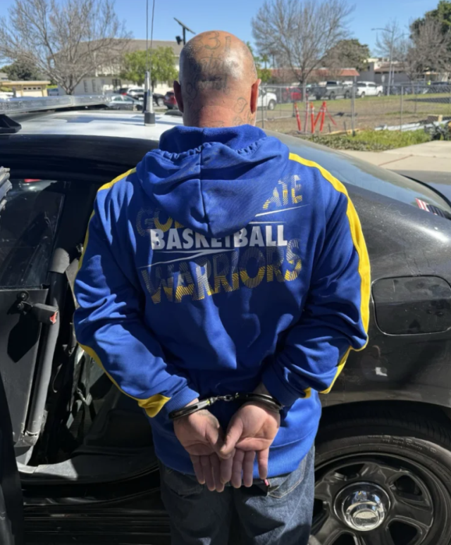 Araç hırsızlığı davasına çalıntı araçla geldi, kapıda yakalandı