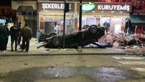 kontrolden-cikan-otomobil-2-is-yerine-carparak-devrildi-Q4jwN6IL