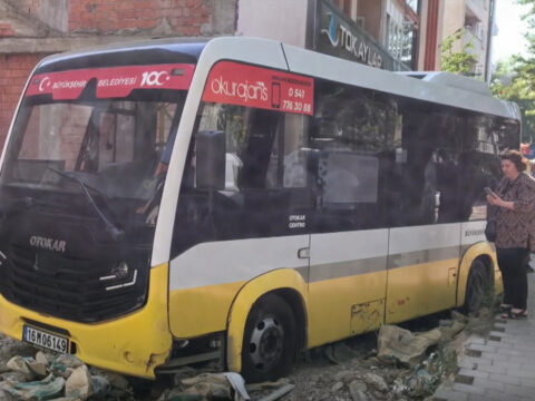 Tansiyon direksiyonda yakaladi kaldirima cikip bayiye carpti cdDQj8XP